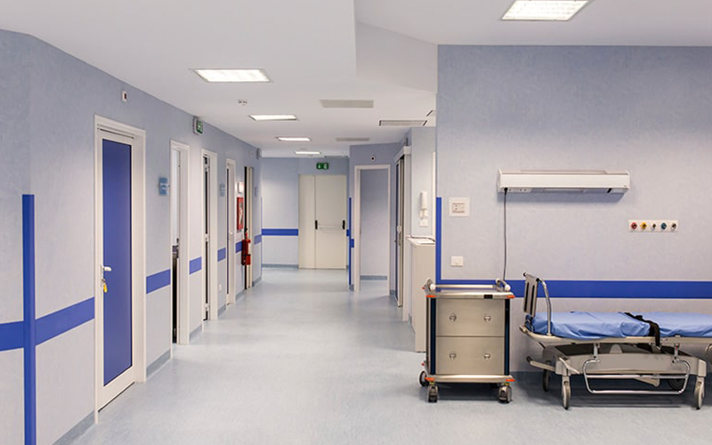 Pasillos en el interior de un hospital