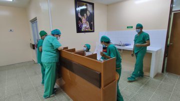 Equipo médico quirúrgico con uniformes verdes en el puesto de trabajo de enfermería en el Centro Oftalmológico de Ciudad Sandino