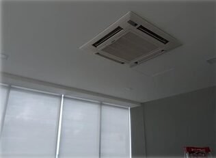Aire acondicionado tipo cassette en el interior de Edificio en Villa Fontana