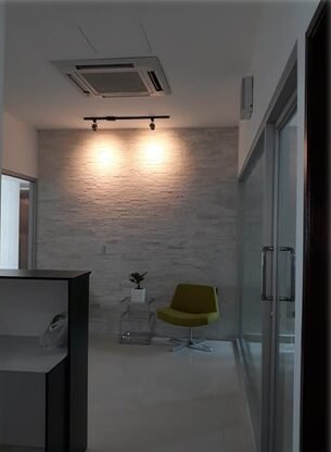 Aire acondicionado tipo cassette en el interior de Edificio en Villa Fontana