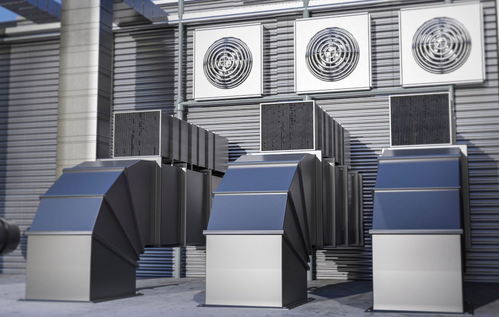 Sistema de ventilación industrial HVAC con conductos metálicos y extractores de aire en el exterior de un edificio.