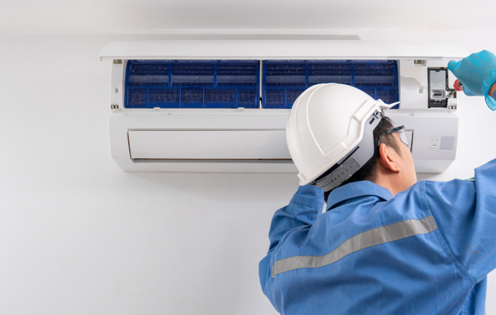 Técnico de aire acondicionado instalando una unidad tipo split de pared
